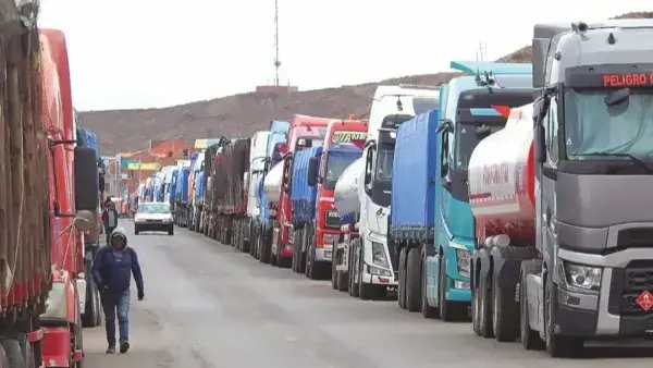 Foto ilustrativa de transportistas varados en carretera