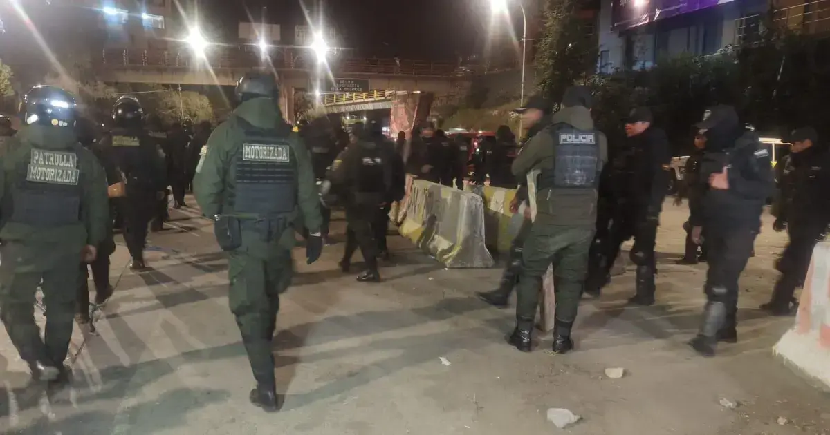 Policías despejan la ruta La Paz - El Alto