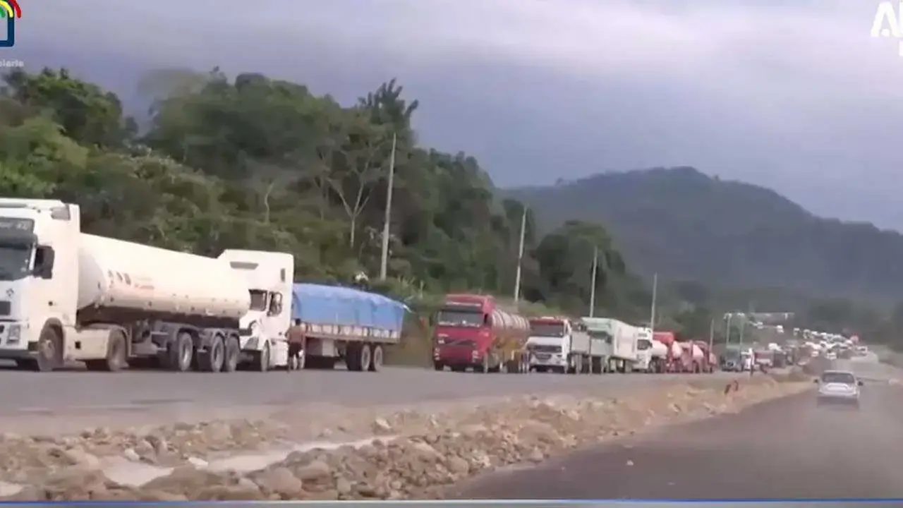 Camiones y transportistas varados en las carreteras bloqueadas.