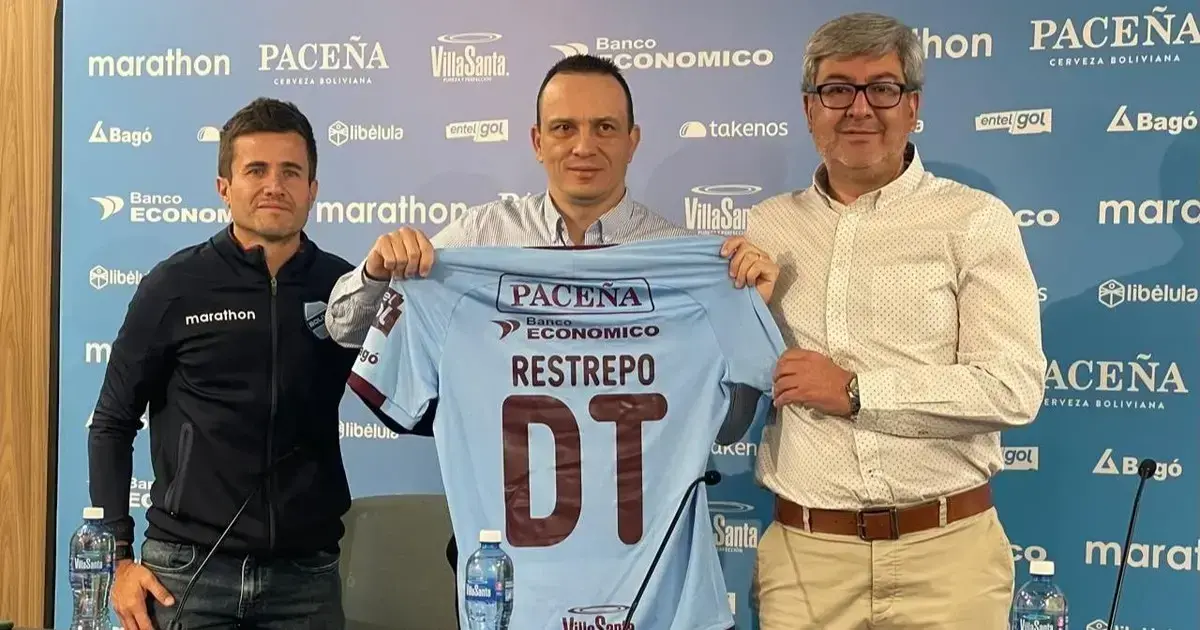 Restrepo (centro) con Fernando Lopera, director deportivo de Bolívar; y Pablo Suárez, gerente general de BAISA.