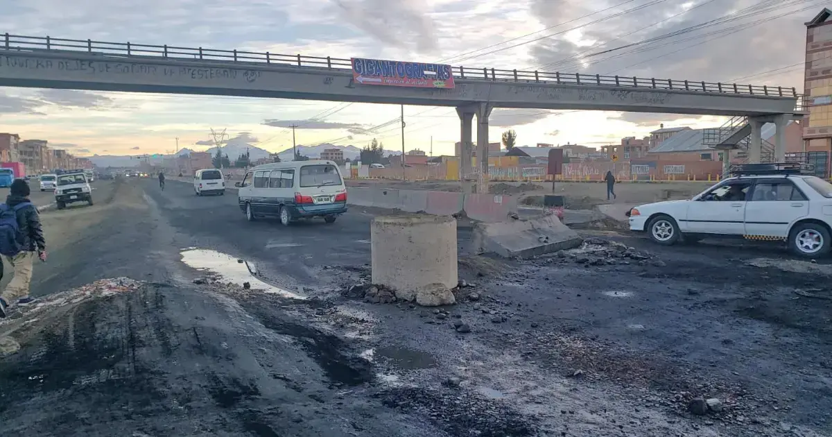 Las vías quedaron con objetos que cortaban el paso, pero sin presencia de bloqueadores