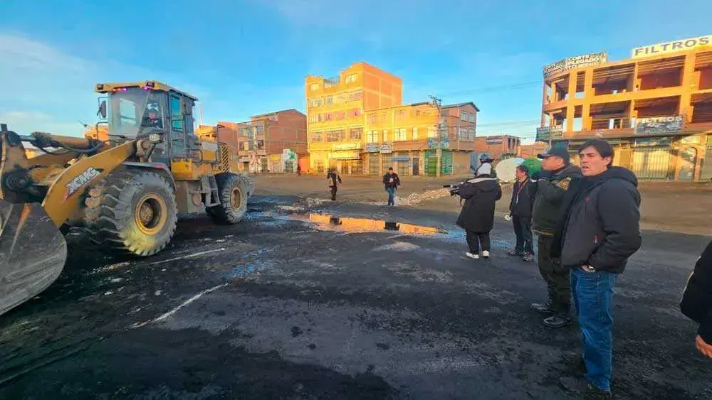 Maquinaria despeja la vía en El Alto.