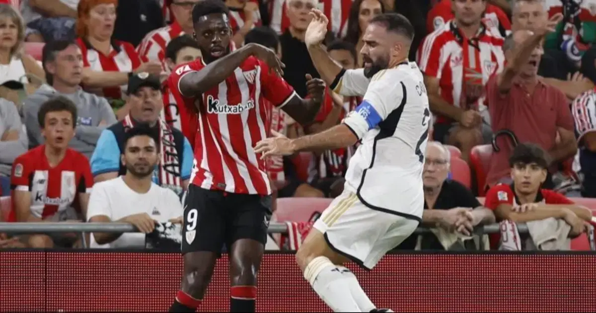 Dani Carvajal pugna con Iñaki Williams