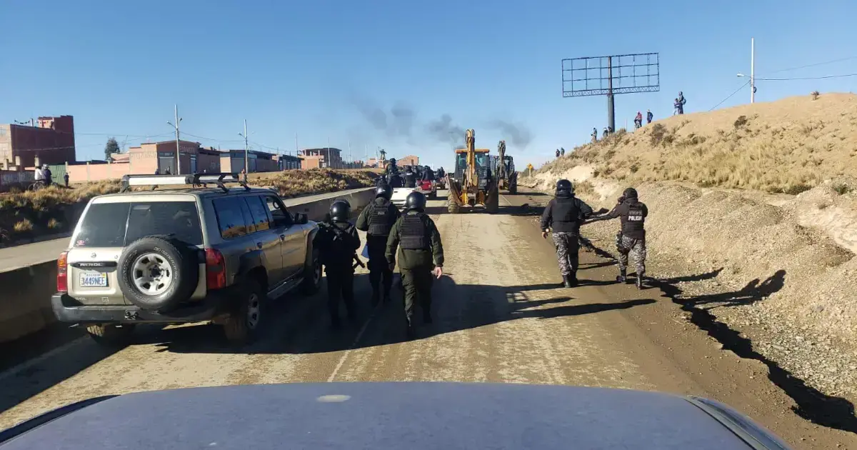El contingente policial avanza pese al rechazo de algunos pobladores para el desbloqueo