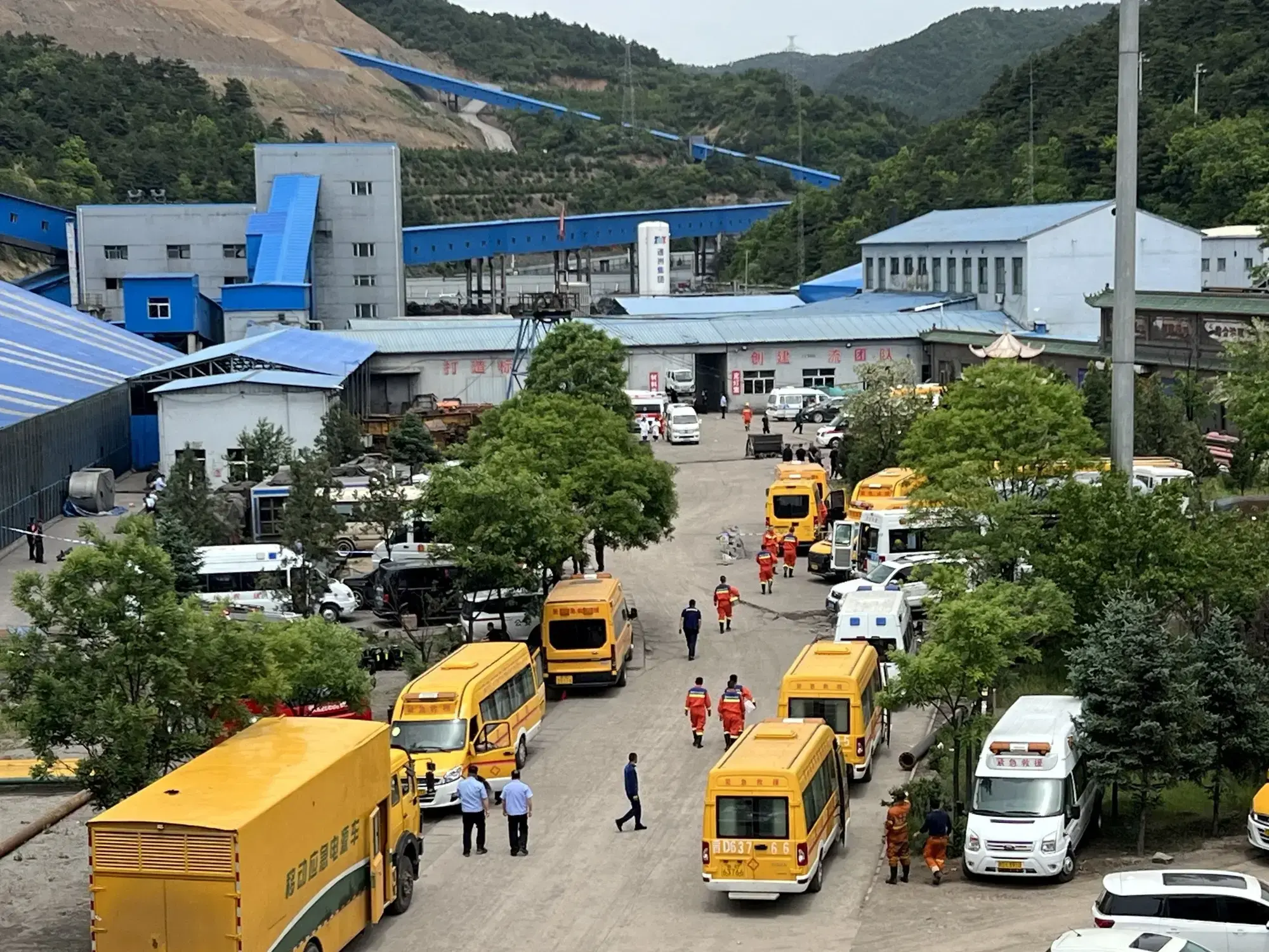Rescatistas trabajan en el lugar de la explosión en la mina de carbón Liushenyu.