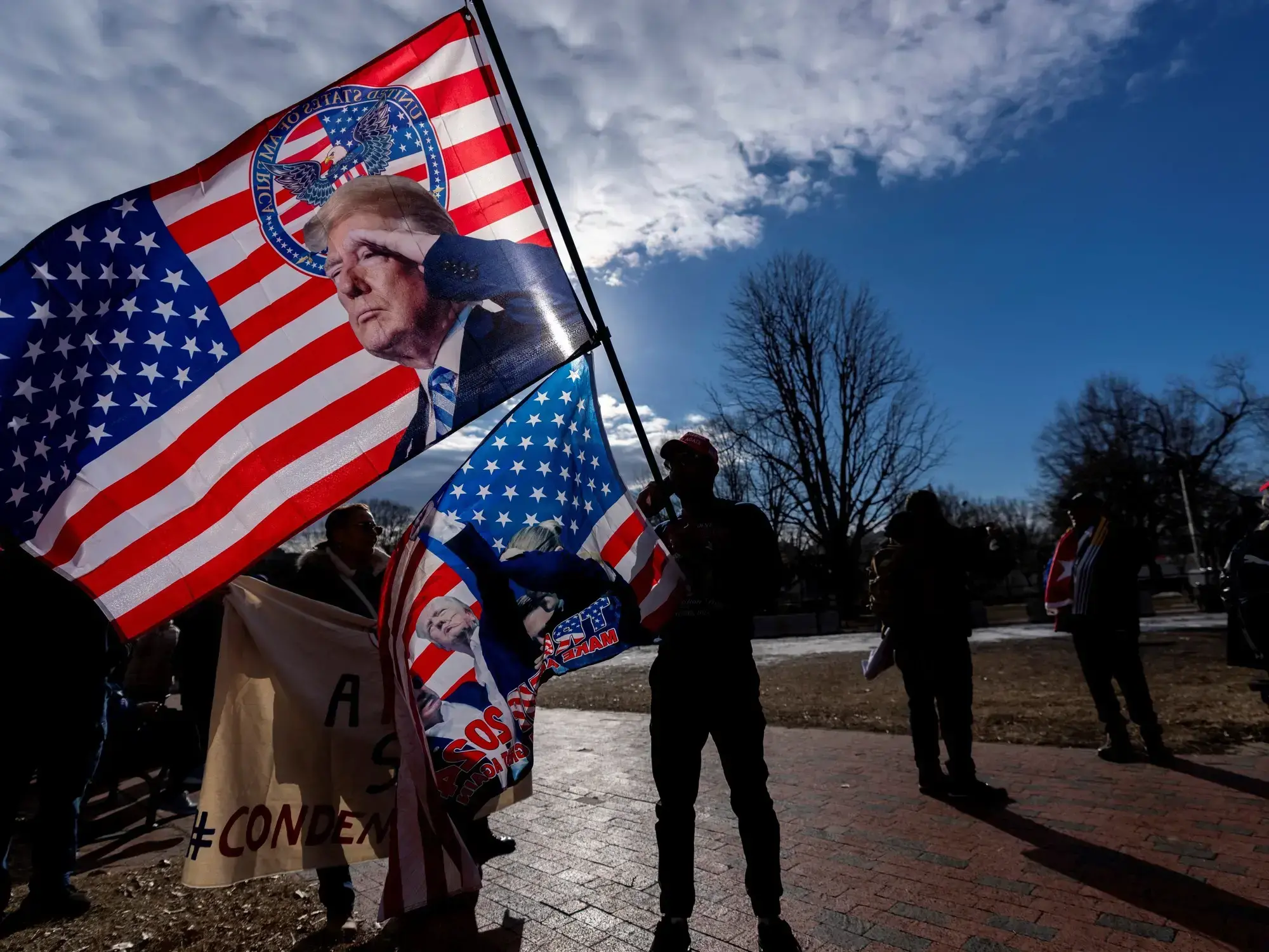 Opositores del regimen cubano marchan frente al Capitolio en Washington, en apoyo a Donald Trump.