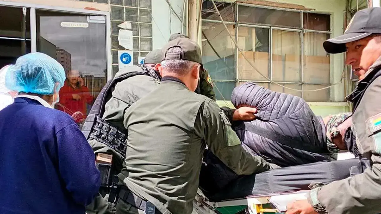 El efectivo policial es trasladado para recibir atención médica.