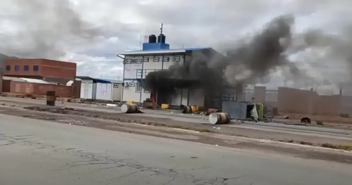 Captura de Margen Noticioso muestra humo saliendo de la infraestructura tras el incendio