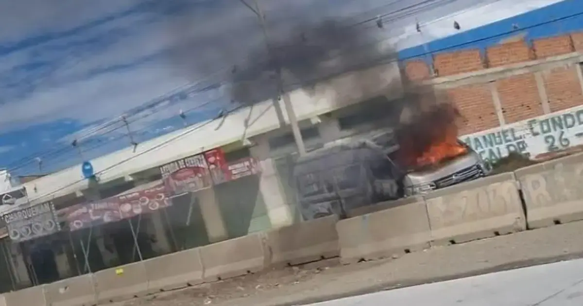 Minibús arde en llamas en El Alto tras ser apedreado e incendiado por manifestantes