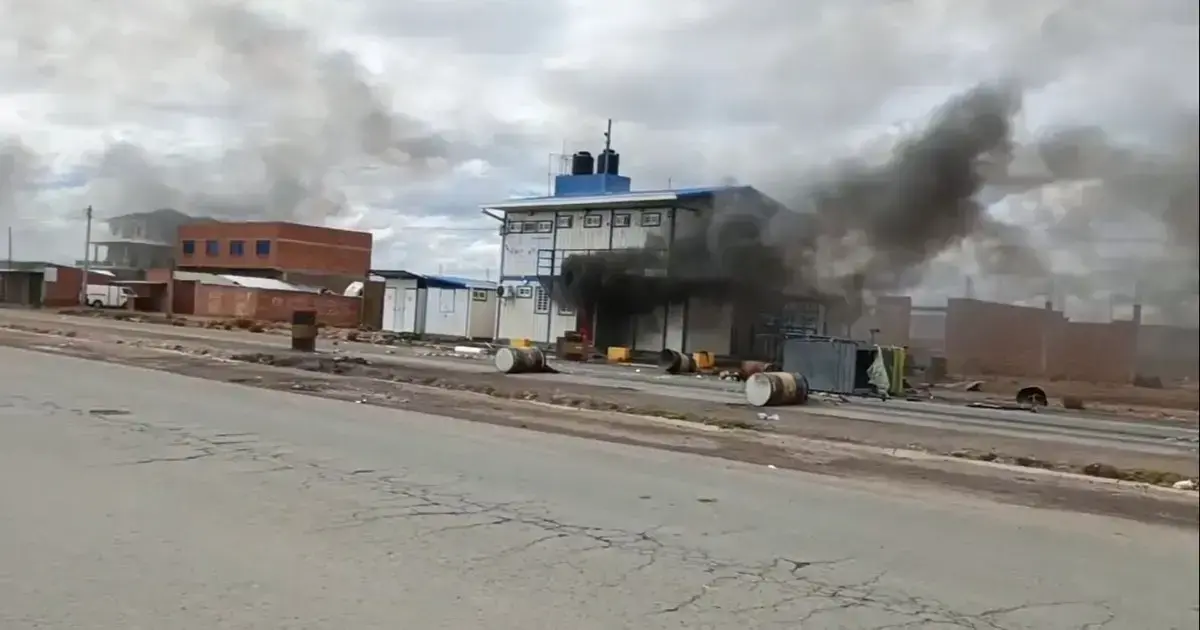 Destruyen e incendian oficinas públicas en Achica Arriba