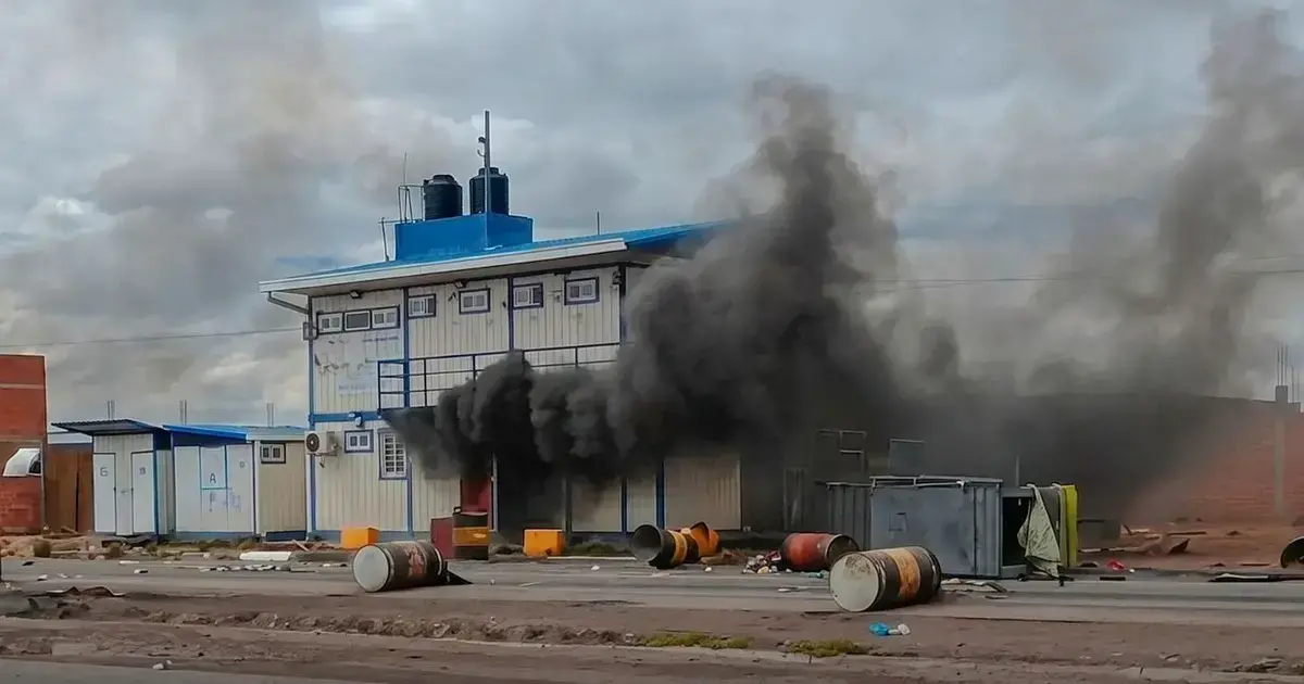 Un Punto de Inspección de la Aduana es quemado por bloqueadores en Achica Arriba