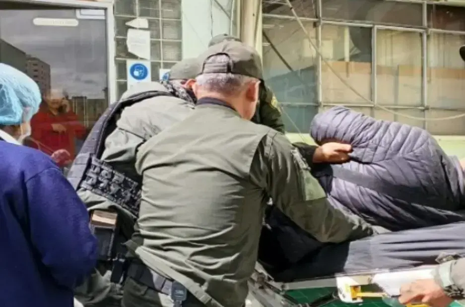 El policía liberado llega en camilla al Hospital Obrero en La Paz.