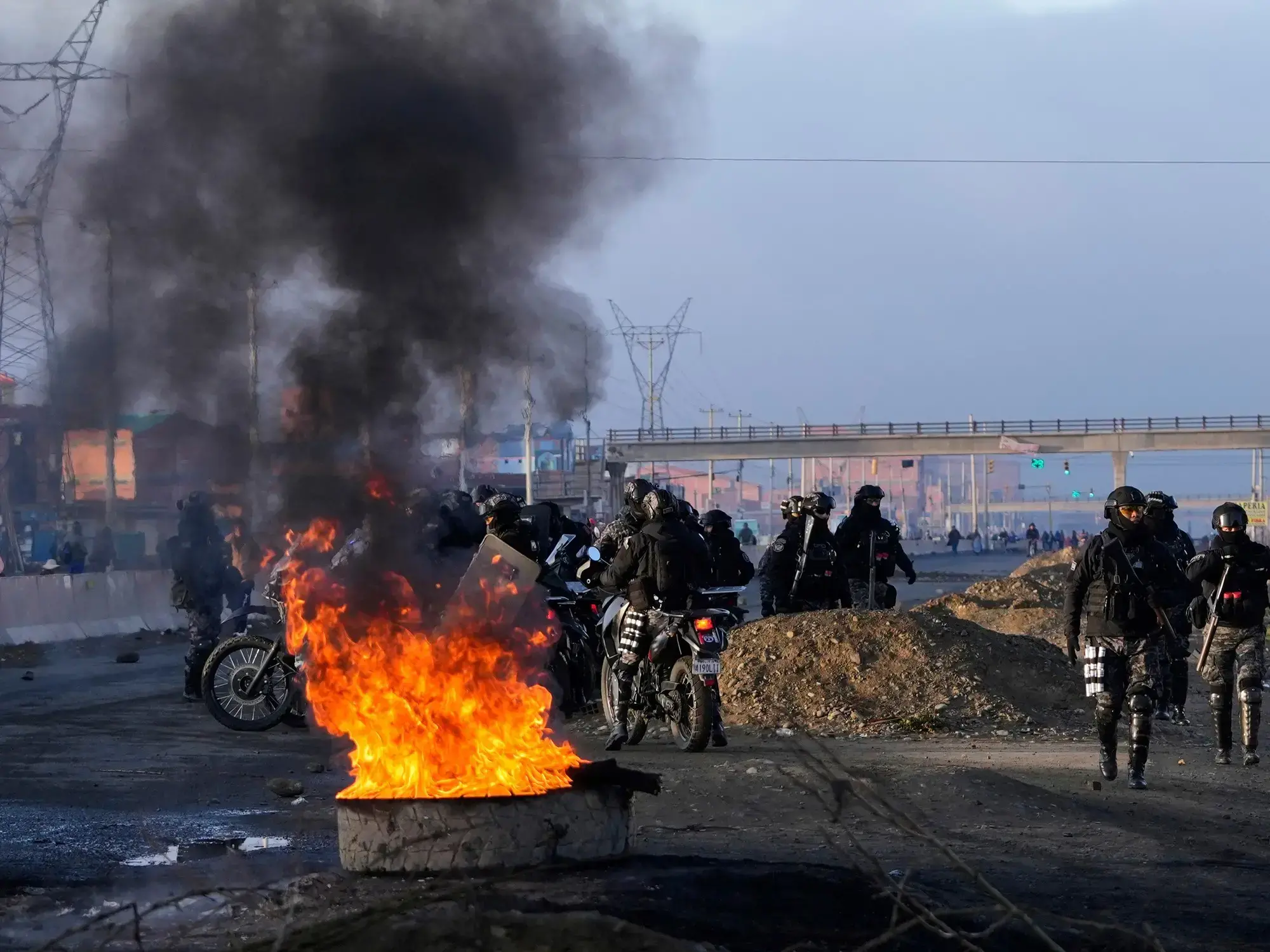 Operativo militar y policial para levantar piquetes en la ruta de El Alto a La Paz.