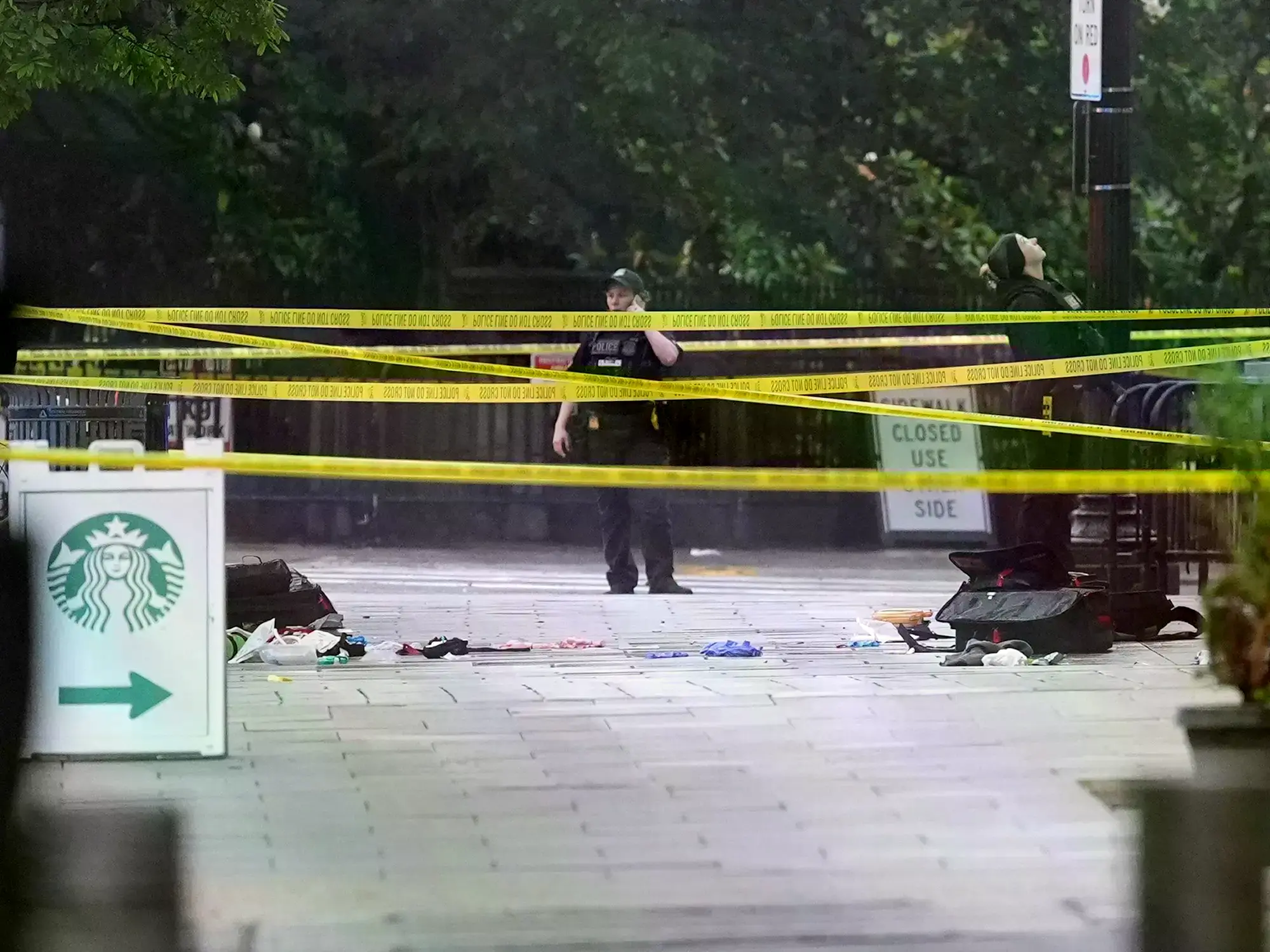 Periodistas abandonan el Jardín Norte tras los informes de supuestos disparos cerca de la Casa Blanca.