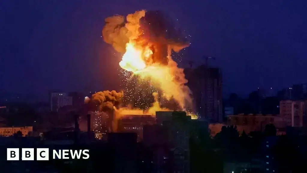 Explosiones en Kiev tras oleada de ataques rusos nocturnos.