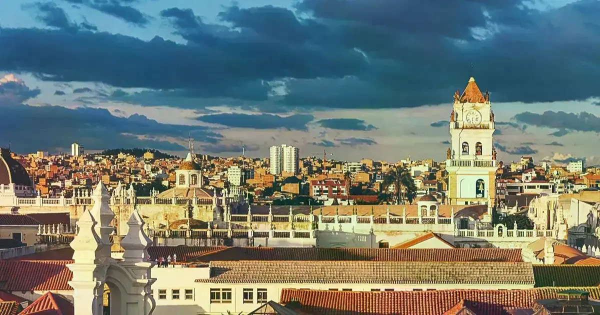 La imagen muestra la riqueza arquitectónica que tiene la ciudad de Sucre, capital de Bolivia.