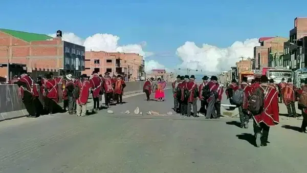 Los campesinos bloquearon las principales vías que conectan El Alto con Copacabana y Desaguadero.