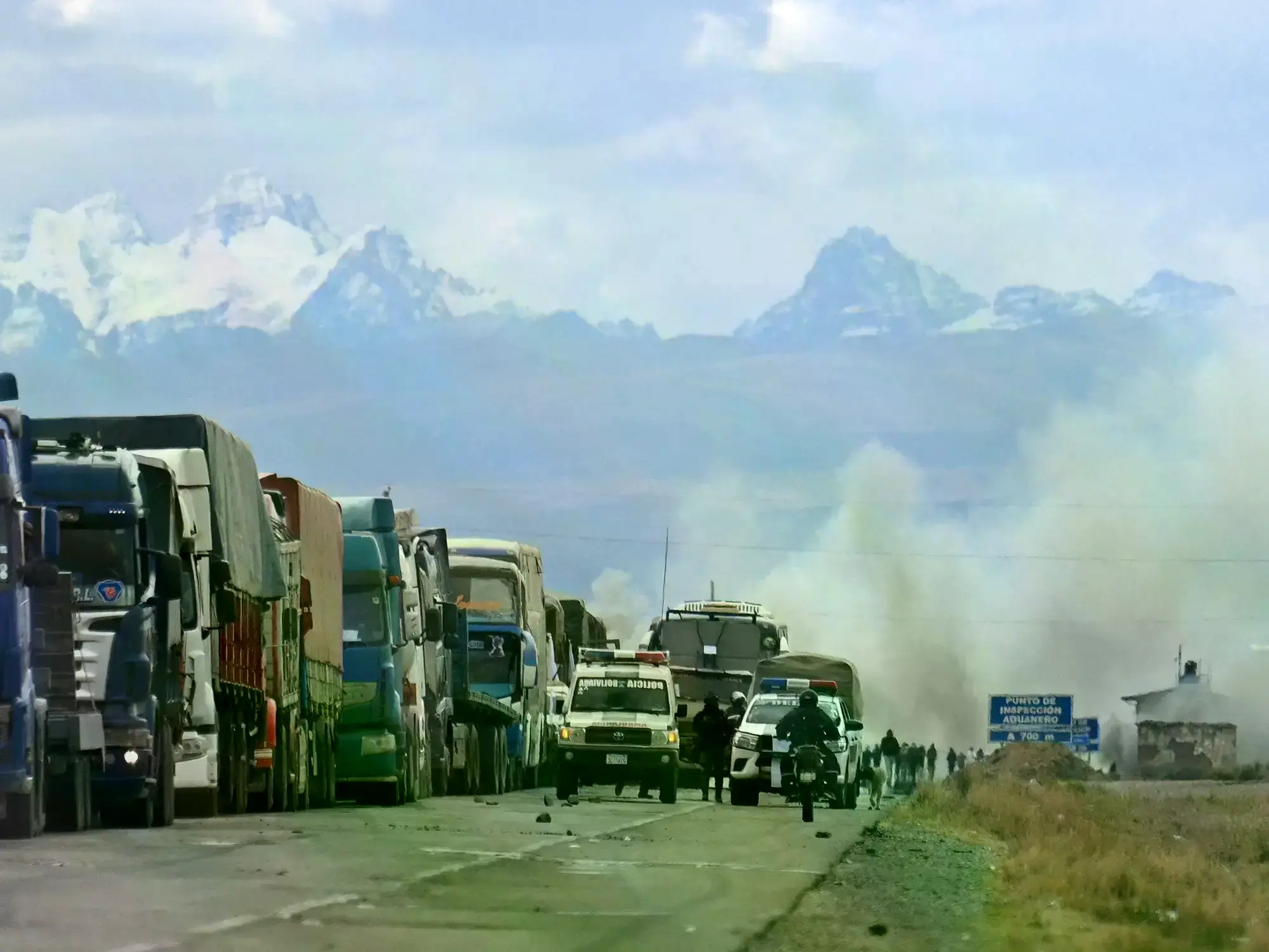 Una topadora trata de levantar un bloqueo en una ruta de Bolivia.