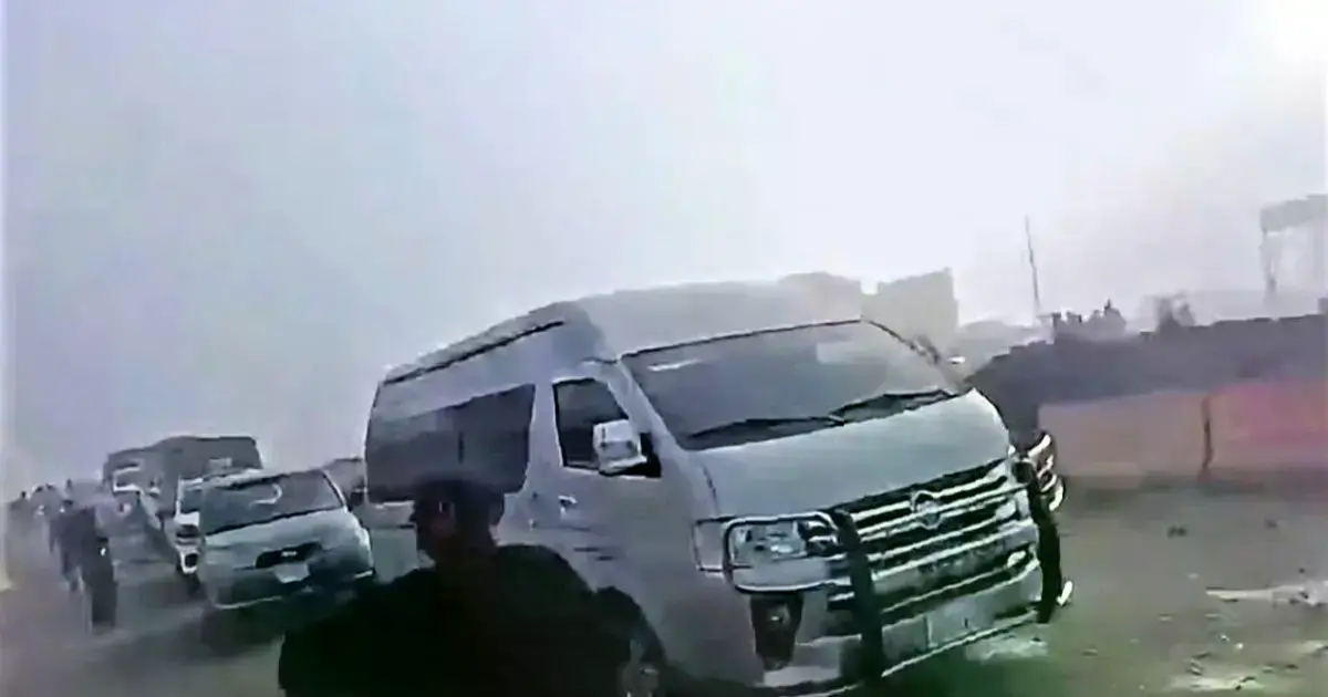 El vehículo que transportaba a los periodistas fue apedreado y quemado.