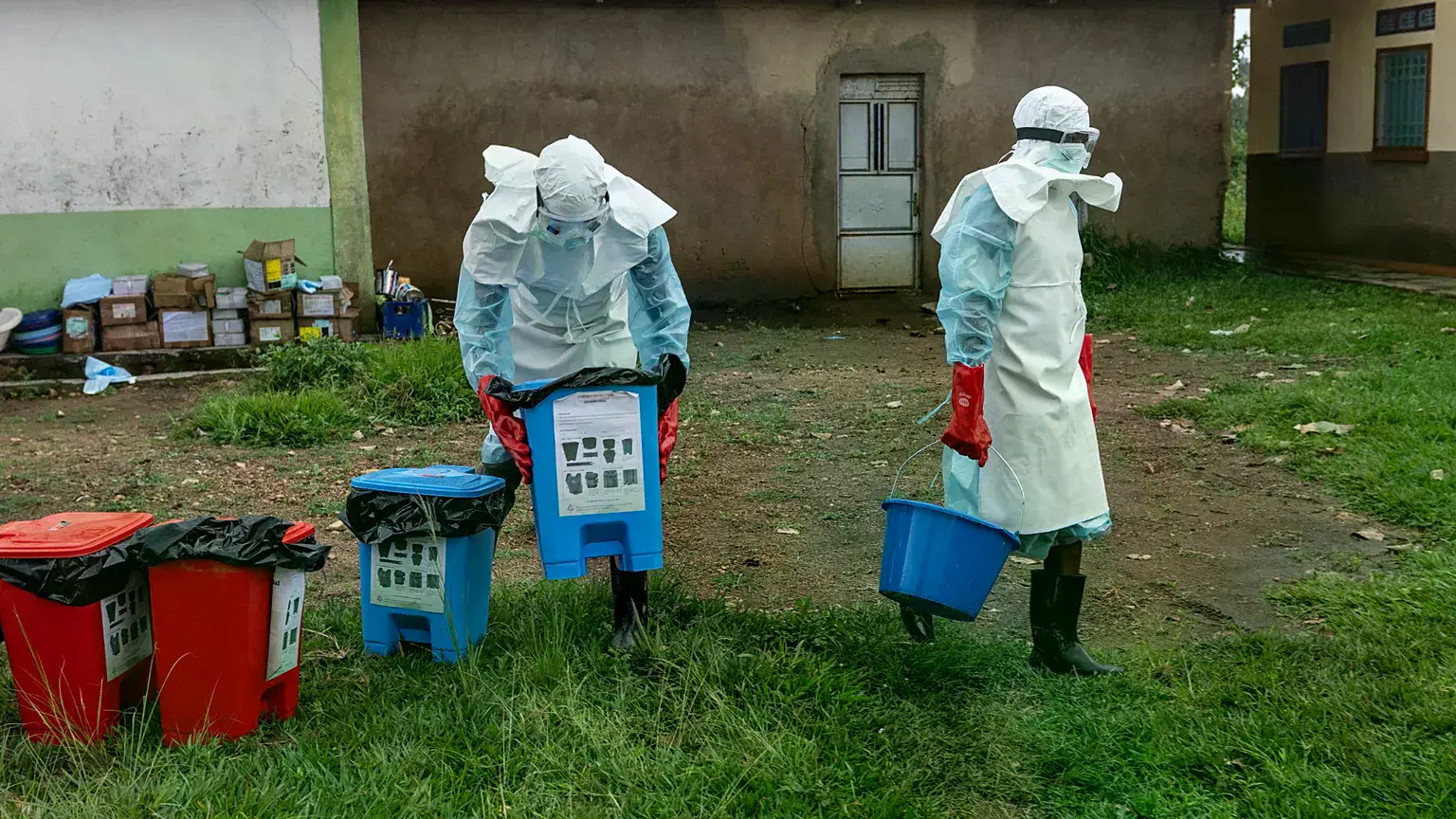 Personal sanitario se prepara para desinfectar el centro de tratamiento del ébola tras un incendio en la instalación de Rwamp