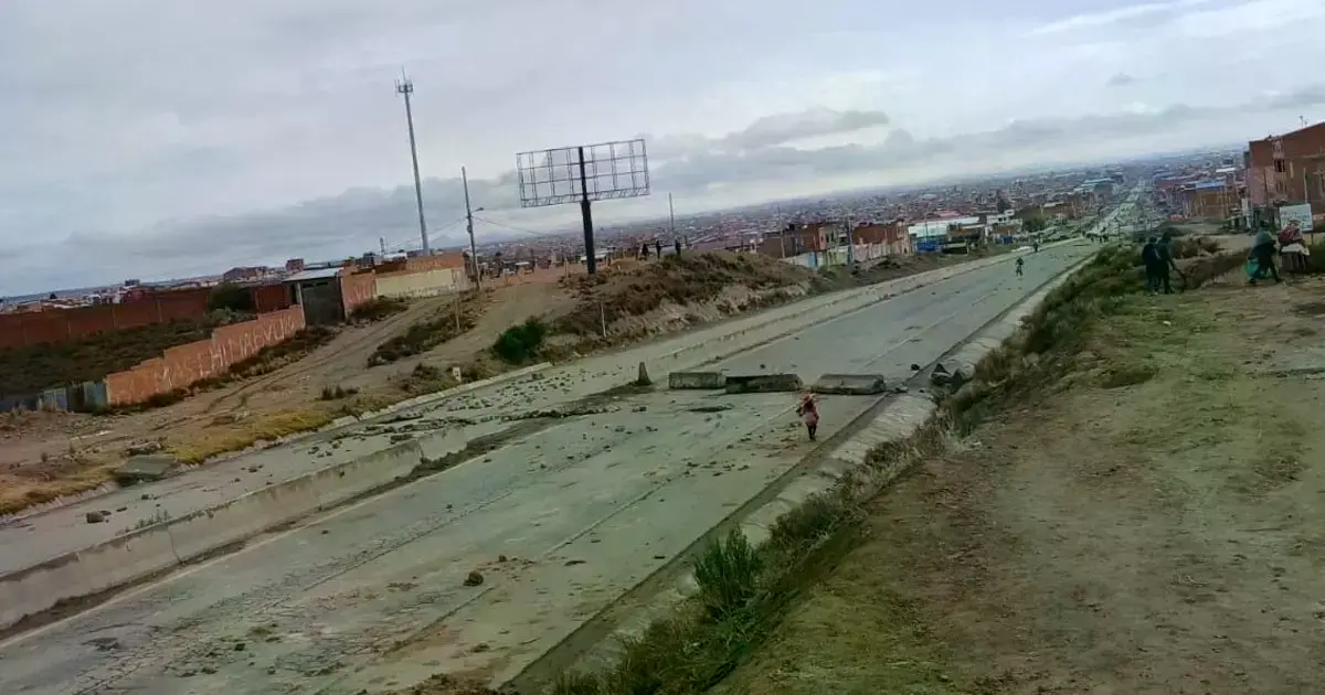 Panorama de la carretera a Oruro en el sector de la Apacheta, hoy domingo.