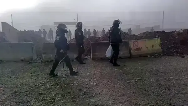 La policía intentó desbloquear la carretera a Oruro.