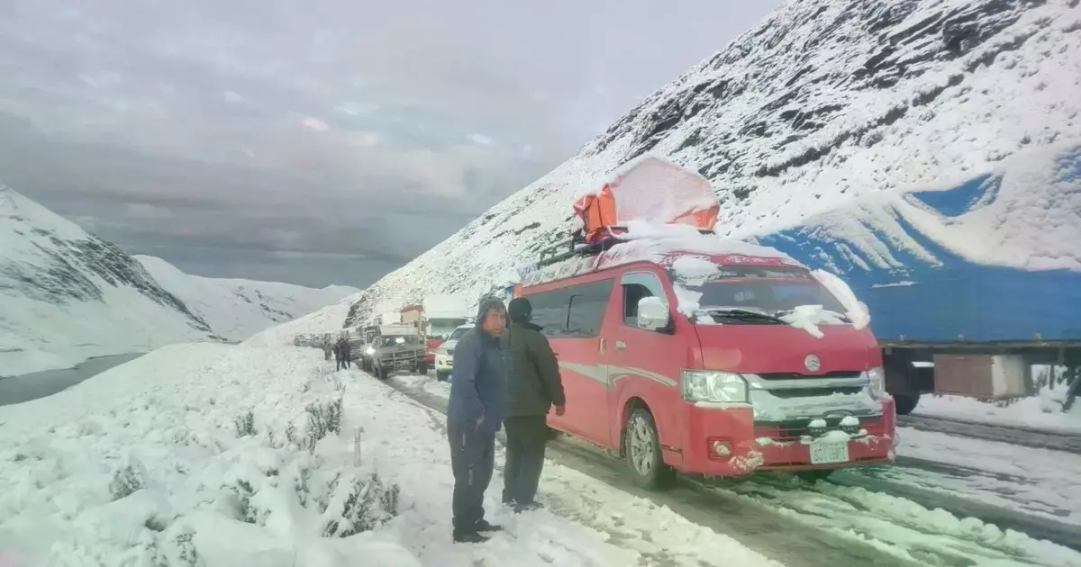 Camiones cubiertos de nieve y transportistas refugiados dentro de sus motorizados para soportar el frío intenso en Confital.
