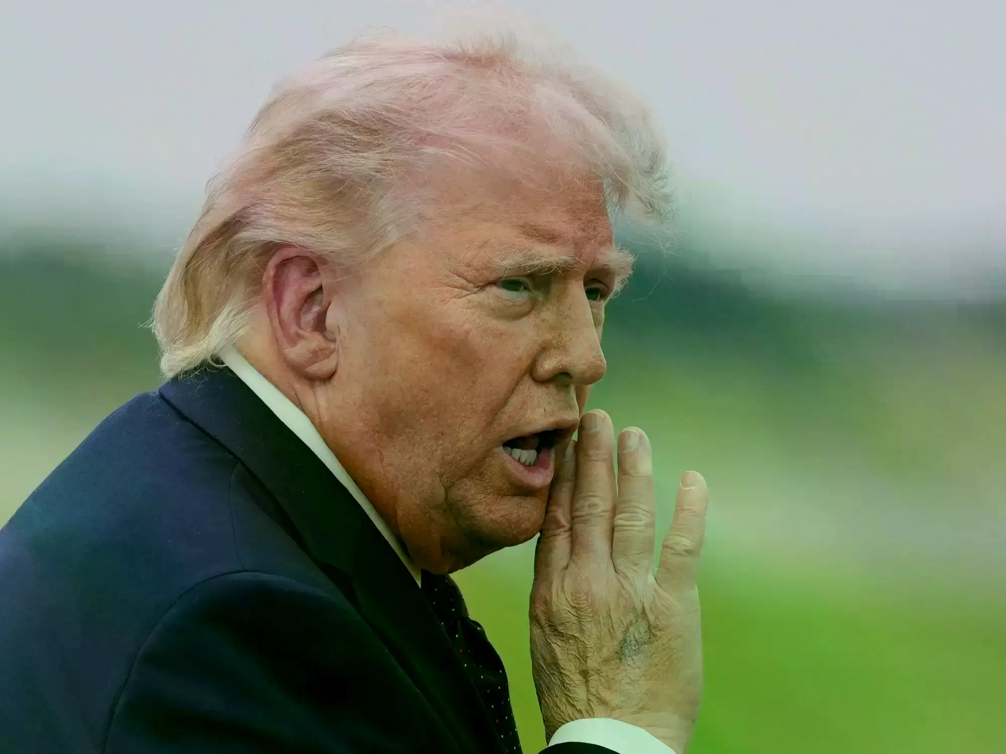El presidente Donald Trump camina desde el Marine One para abordar el Air Force One en el aeropuerto de Morristown, en Morris