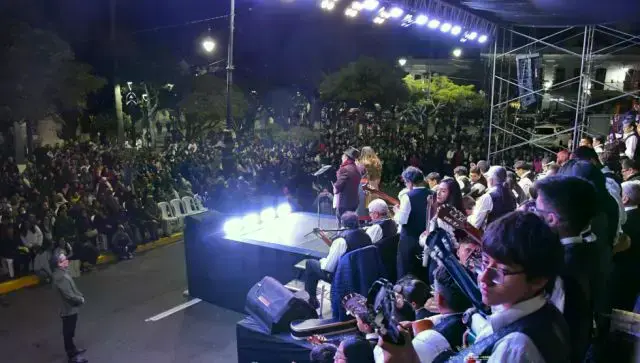 La presentación de la Estudiantina Más Grande de Bolivia.