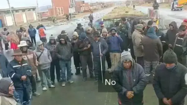 Comunarios velan al joven que murió este sábado.