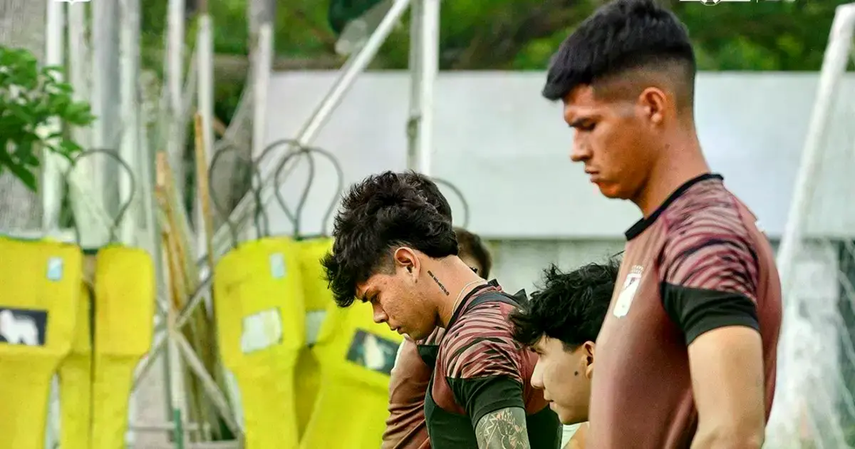 Jugadores de Oriente Petrolero en la práctica enfocandose en Blooming.