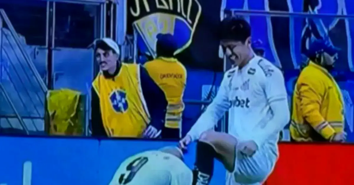 Gabigol besa el botín de Miguelito Terceros agradecido por la asistencia.