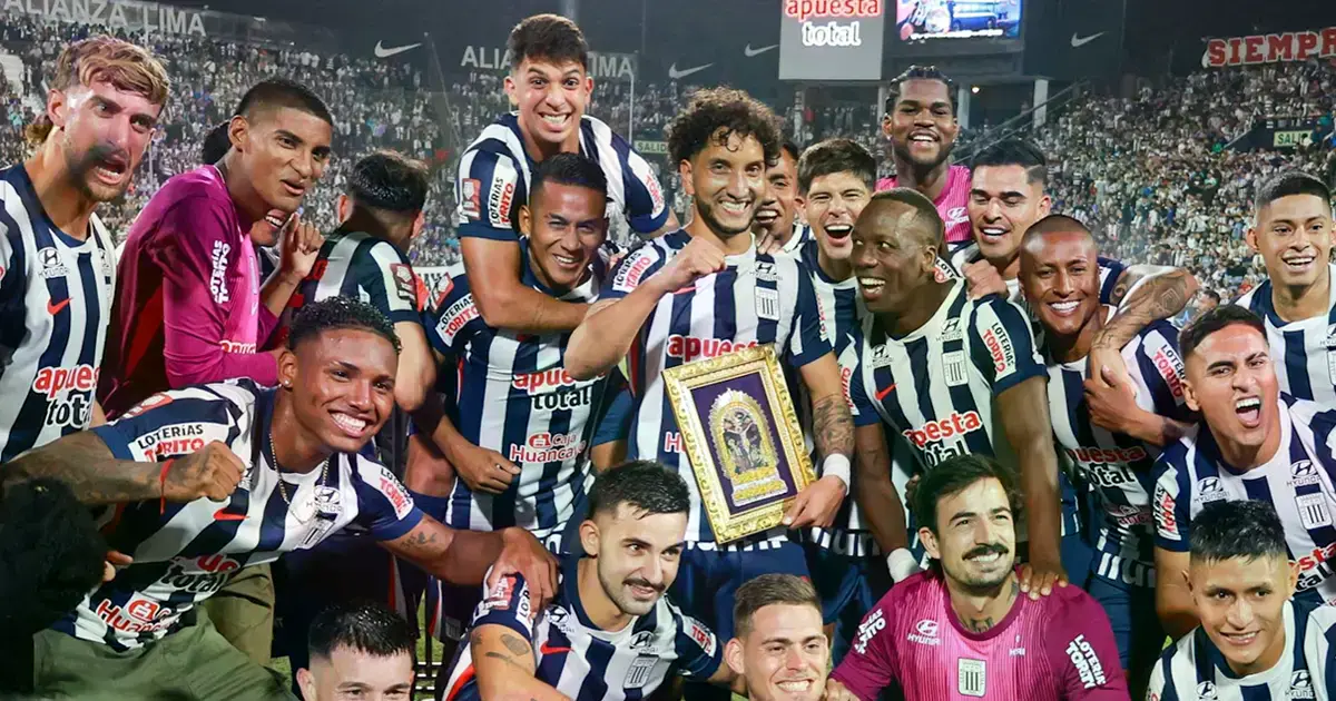 Jugadores de Alianza Lima festejan la conquista del primer campeonato del año en Perú.