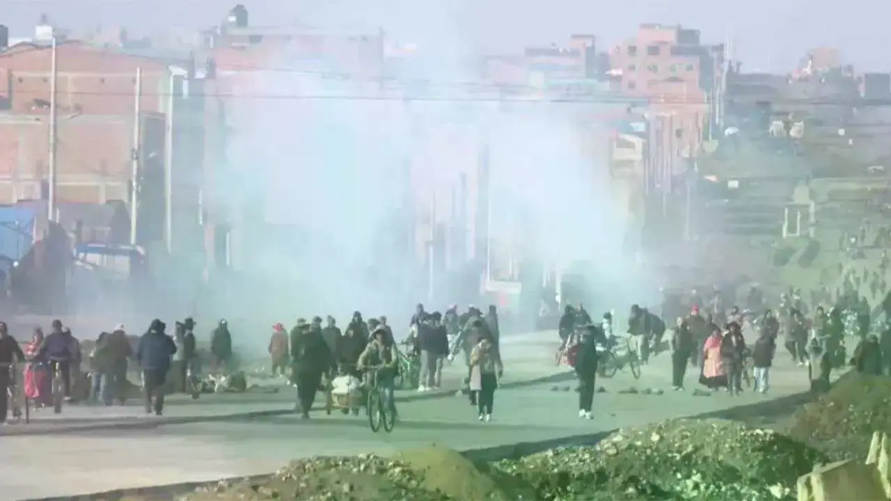Gasificación en operativo de desbloqueo en la ruta La Paz - Oruro.