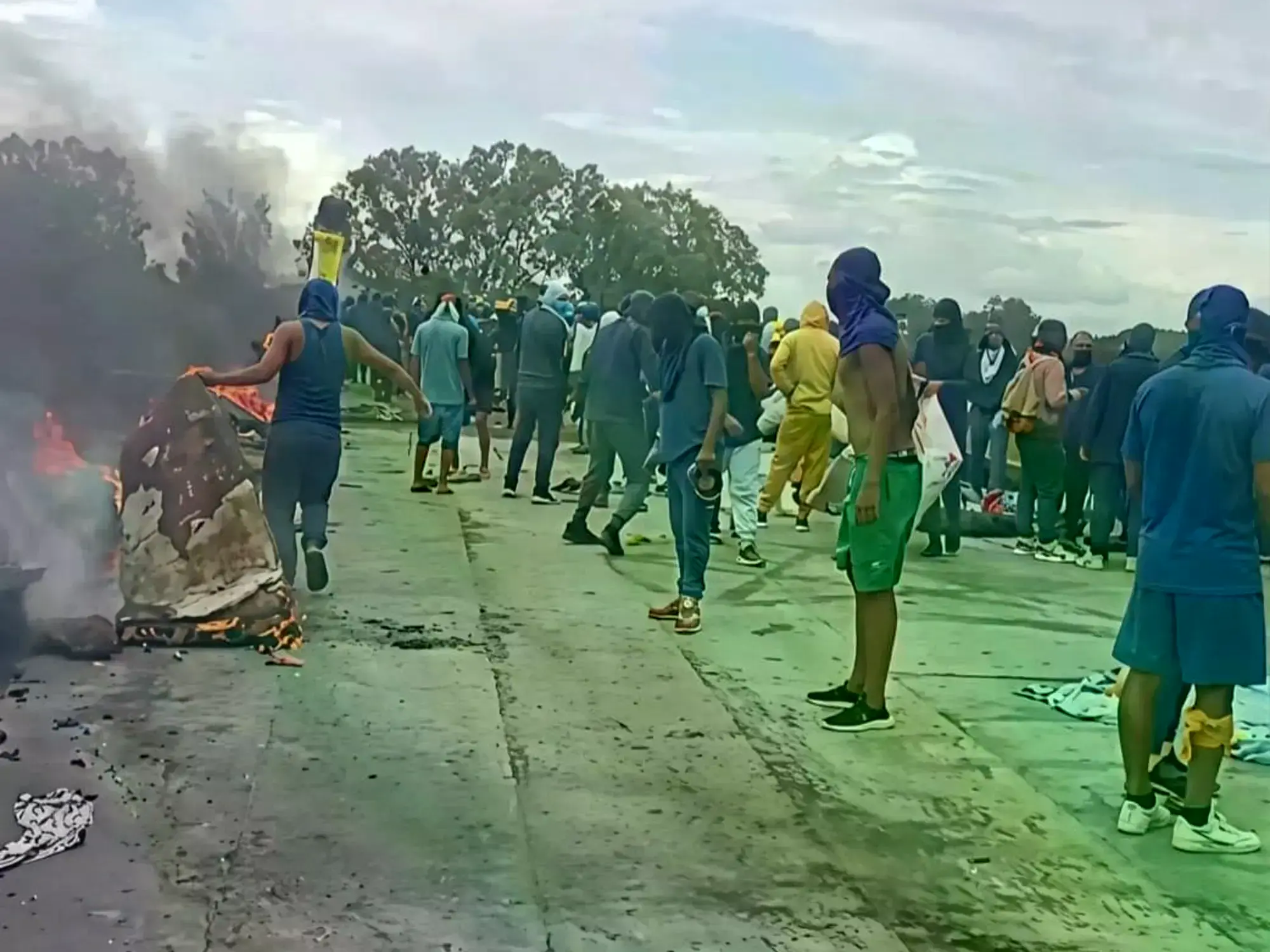 Presos protestan en el techo de la cárcel de Barinas, Venezuela.