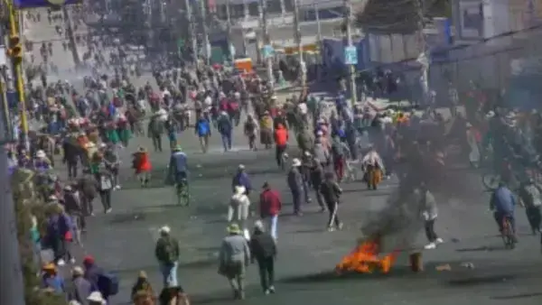 Bloqueo en la avenida Juan Pablo II, en El Alto.