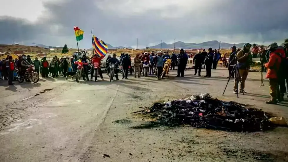 Grupo de manifestantes en la carretera La Paz - Oruro.