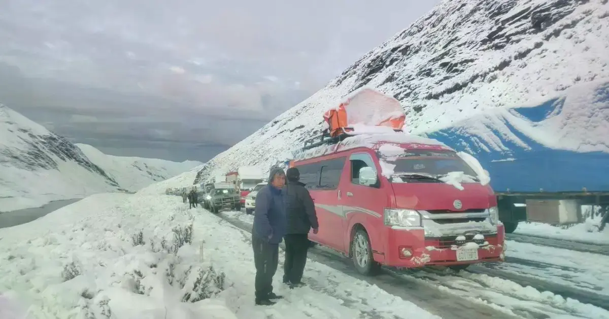 Vehículos detenidos en La Cumbre por la nieve
