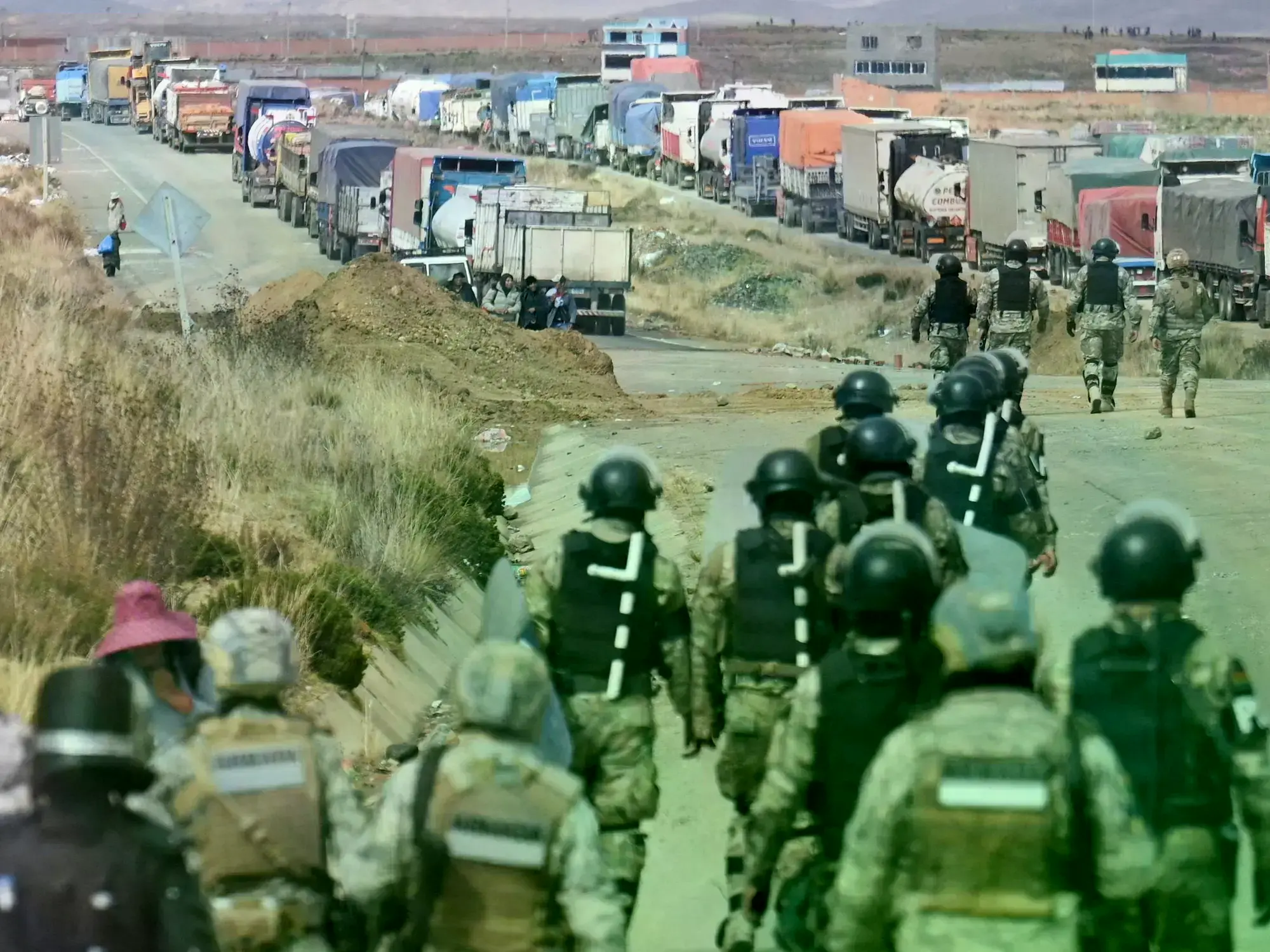 Camiones varados esperan que la policía libere el tránsito en Apacheta, en la ruta de Oruro a La Paz.