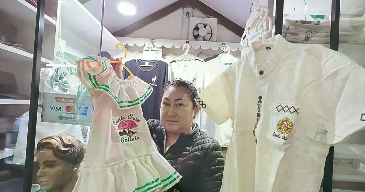 Carmén Yépez muestra un tipoy hecho en su taller