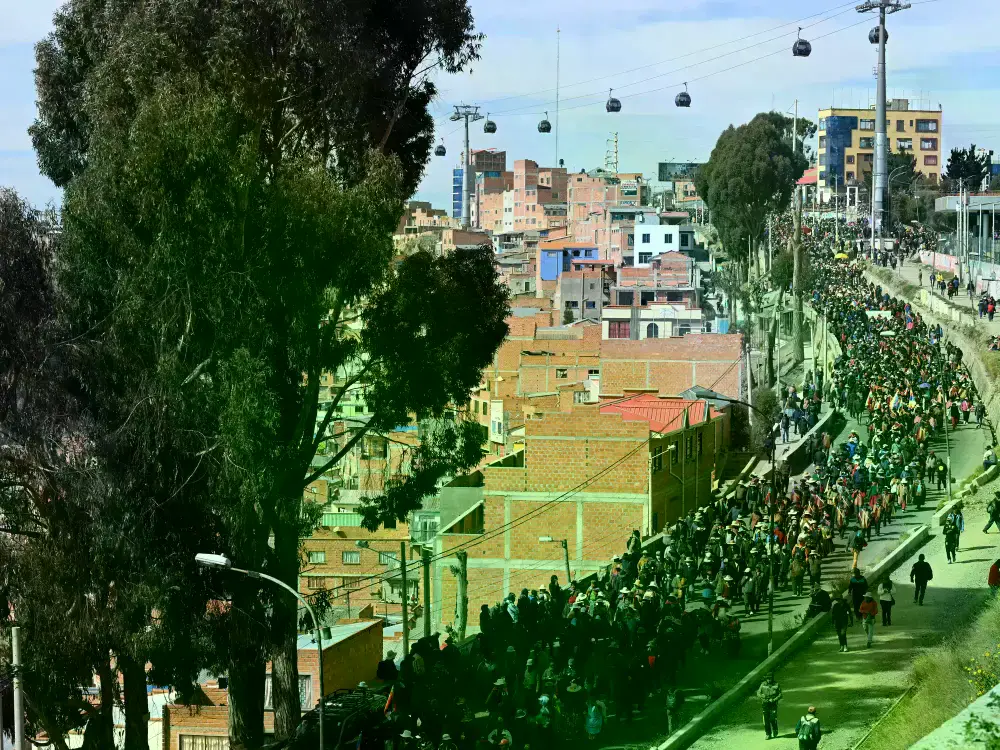 Marcha contra el presidente Rodrigo Paz baja desde El Alto hacia La Paz, este viernes.