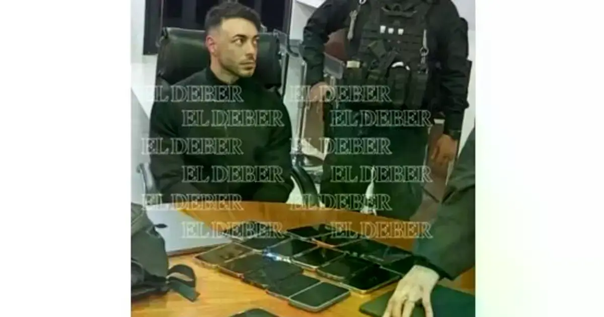 Sebastián Marset tras ser capturado en su casa, junto a los 13 celulares, dos tablets y una laptop