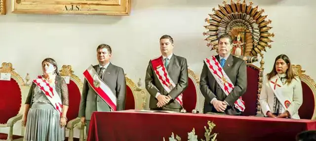 Autoridades departamentales y municipales en el homenaje conjunto al 25 de Mayo de 1809, en la Casa de la Libertad.