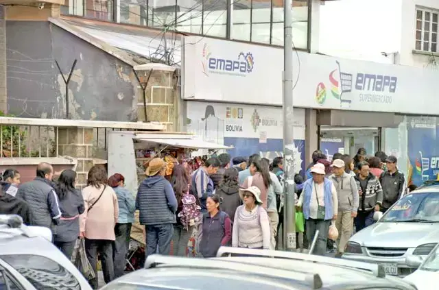 Personas hacen fila en Emapa.