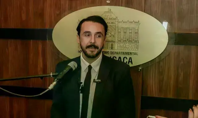 El gobernador de Santa Cruz, Juan Pablo Velasco, en ambientes de la Gobernación de Chuquisaca.