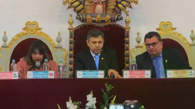 El presidente del Senado, Diego Ávila (c), en la Casa de la Libertad, en Sucre.