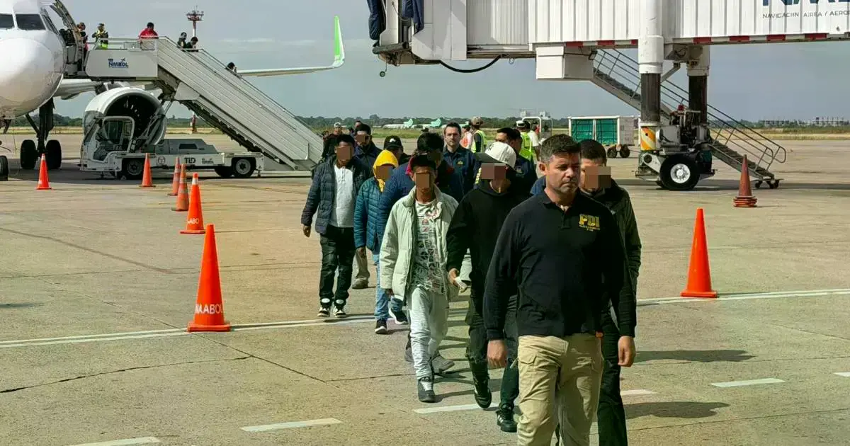 Los bolivianos llegan al aeropuerto de Santa Cruz.