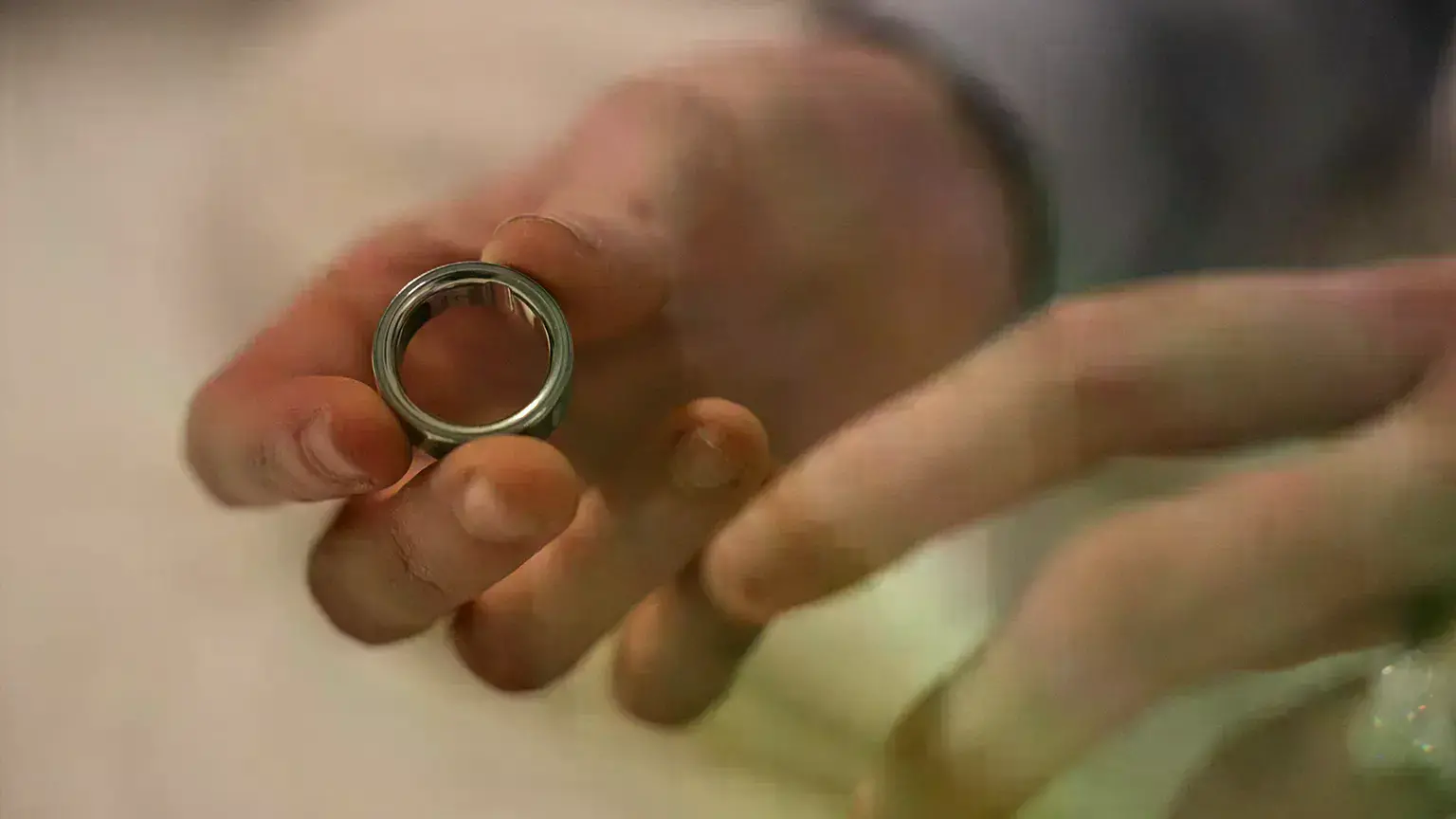 La profesora de secundaria Kate Stoye se coloca un anillo Oura en Georgia, en enero de 2026.