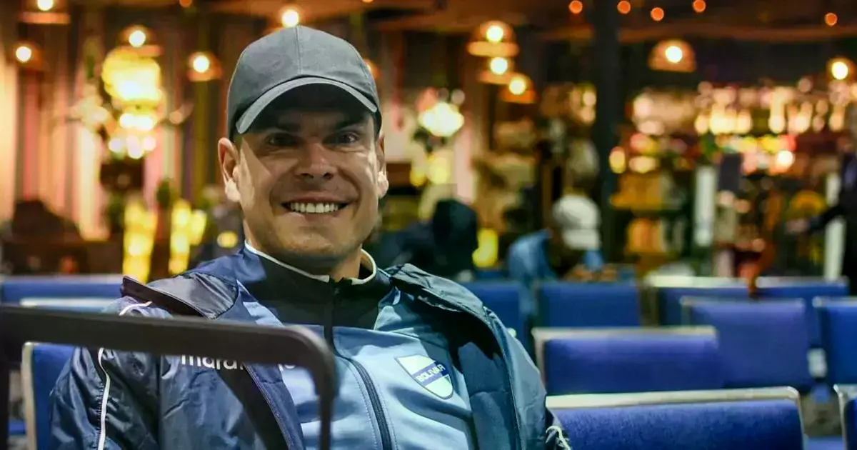 Carlos Lampe poco antes de abordar la nave que trasladó al plantel a Santa Cruz.