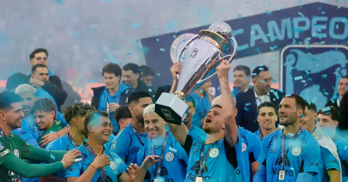 Jugadores de Belgrano celebran con el trofeo de campeón tras ganar la final de la Liga Argentina entre River Plate y Belgrano